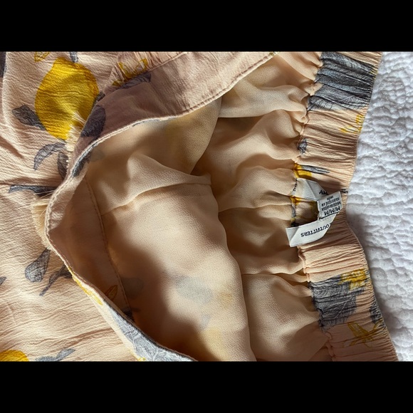 American Eagle Lemon Shorts - Picture 2 of 2